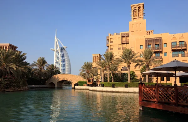 Architektonische Kontraste in Dubai. — Stockfoto