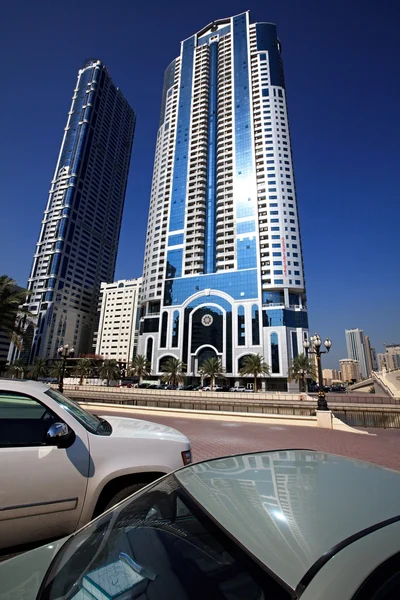 Moderne Wolkenkratzer in Sharjah. — Stockfoto
