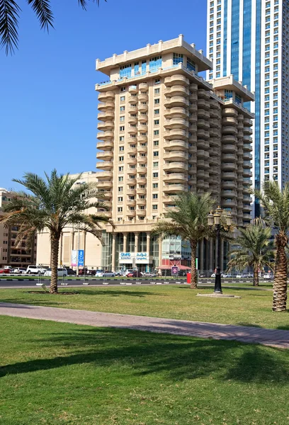 Arranha-céus modernos em Sharjah . — Fotografia de Stock