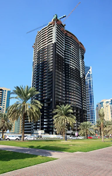 Construindo um arranha-céu em Sharjah . — Fotografia de Stock