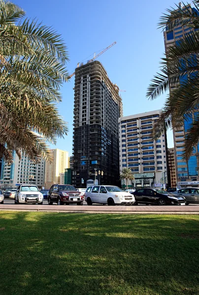 Construindo um arranha-céu em Sharjah . — Fotografia de Stock