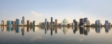 sharjah içinde gökdelenler. Khalid lagoon.uae.