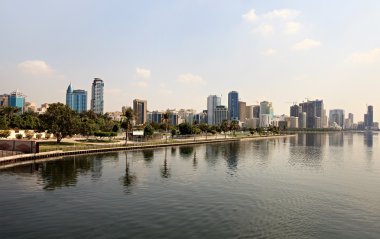 sharjah içinde gökdelenler. Khalid lagoon.uae.