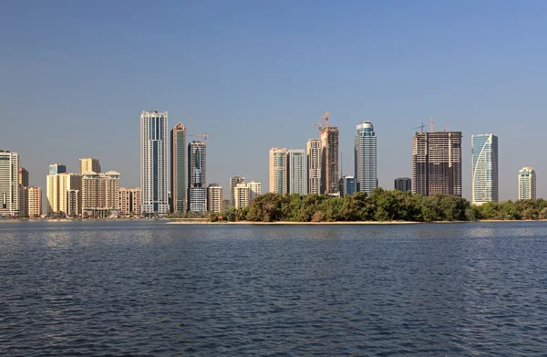 Grattacieli Sharjah Laguna Khalid Emirati Arabi Uniti — Foto Stock