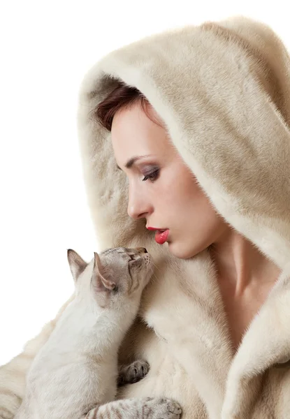Vakker jente med katt. – stockfoto