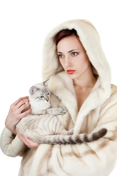 Vacker flicka med en katt. — Stockfoto