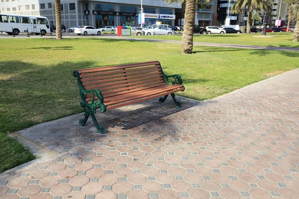 通りでベンチ シャルジャ アラブ首長国連邦 — ストック写真