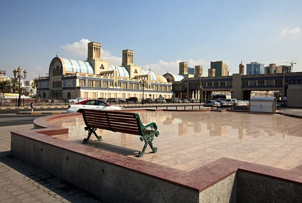 シャールジャ中心部のスークの前の広場のベンチ アラブ首長国連邦 — ストック写真