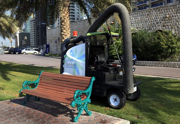 清洗碎片对草坪和人行道上的机器 阿拉伯联合酋长国 — 图库照片