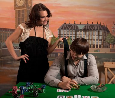 karısı kocasının bir poker oyununda çekmeye çalışır. aile içinde çatışma.