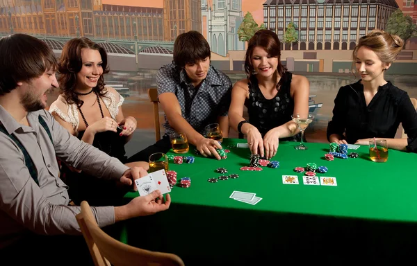 Grupo Jóvenes Jugando Poker — Foto de Stock