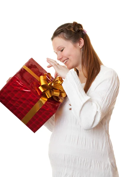 Šťastné těhotná dívka s darem. — Stock fotografie