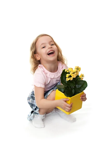 Радісна маленька дівчинка з жовтими квітами . — стокове фото