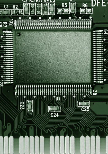 Microchip su un circuito stampato — Foto Stock
