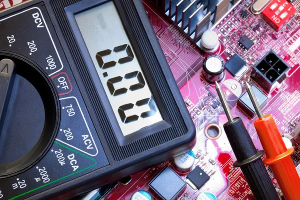 Troubleshooting of electronic components — Stock Photo, Image