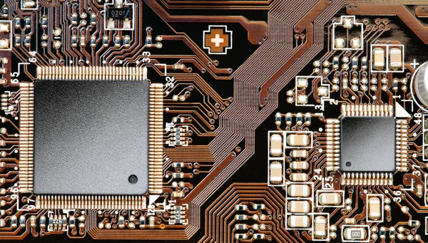 Microchips em uma placa de circuito — Fotografia de Stock