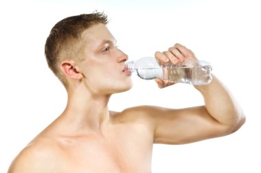 yakışıklı kaslı erkek içme suyu
