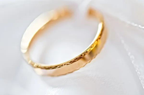 Γαμήλιο δαχτυλίδι σε ένα σατινέ ύφασμα (μακροεντολή) — Φωτογραφία Αρχείου
