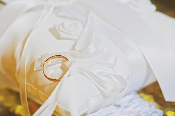 Wedding ring on a satiny fabric (macro) — Stock Photo, Image