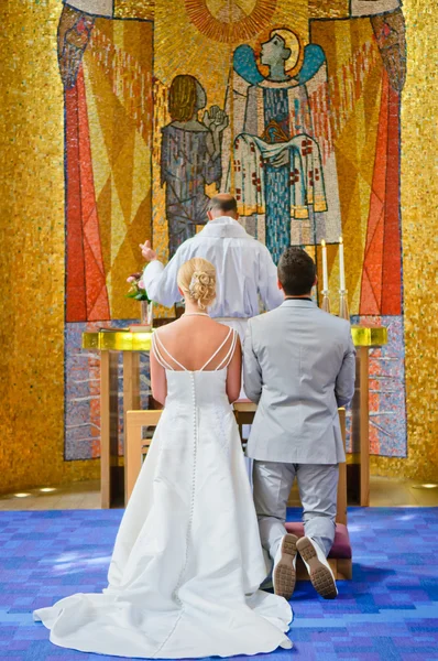 Él y ella en una iglesia — Foto de Stock