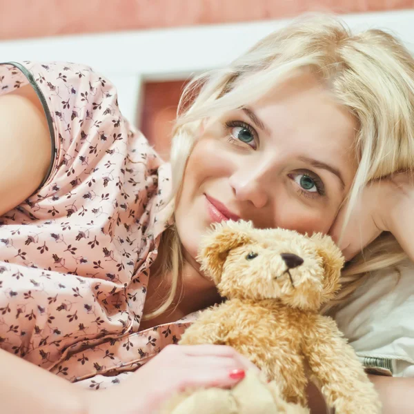Красива молода дівчина з іграшкою — стокове фото