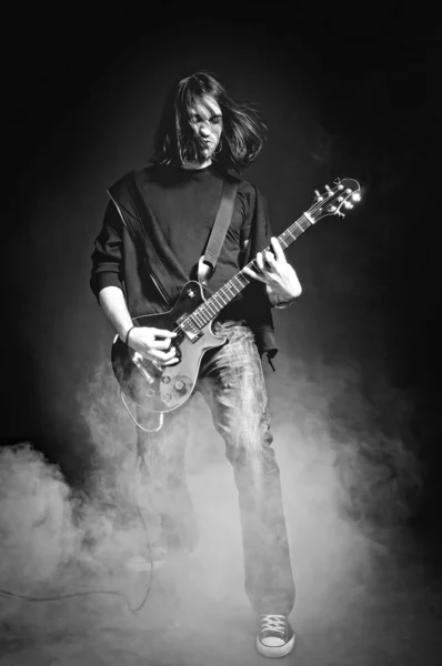 Gwiazdą rocka, grając koncert — Zdjęcie stockowe