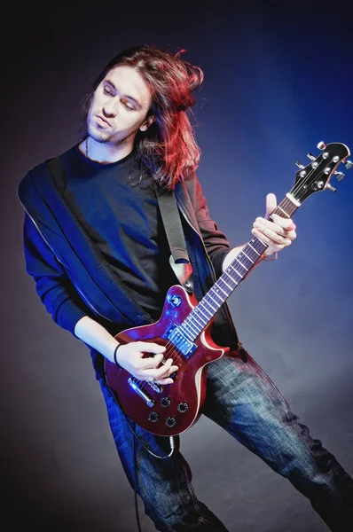 Rock-star cântând la un concert — Fotografie, imagine de stoc
