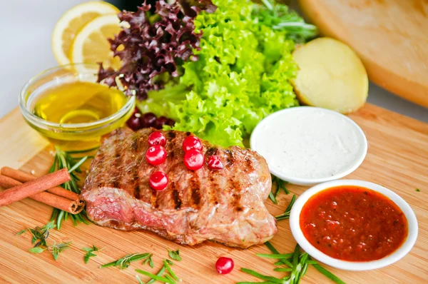 Steak Grillezett Hoz Befejezés Zöldségekkel Tálalva — Stock Fotó
