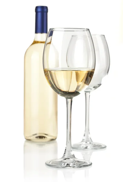 Witte wijn in fles en glazen — Stockfoto