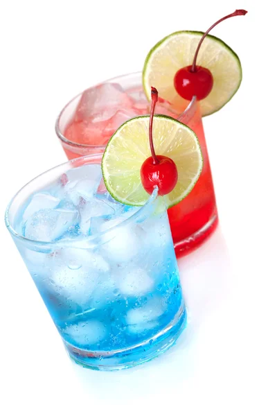 Due cocktail con fetta di lime e maraschino — Foto Stock