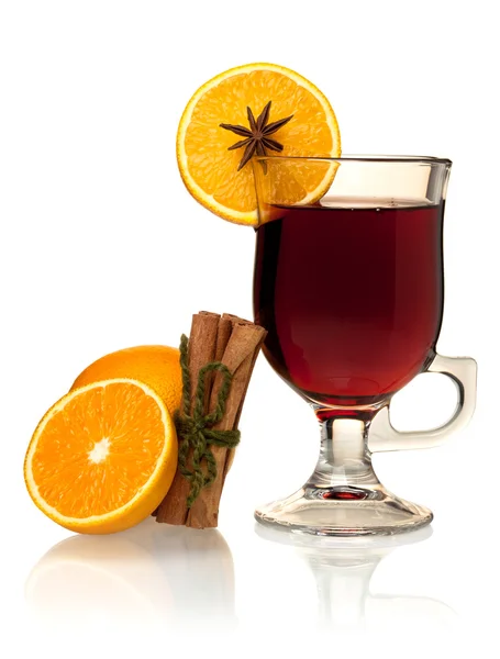 Hot mulled wine with oranges and cinnamon — Stock Photo, Image