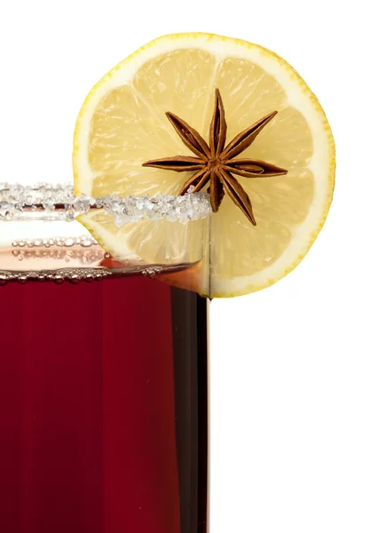 Вино с лимонным ломтиком и анисом — стоковое фото
