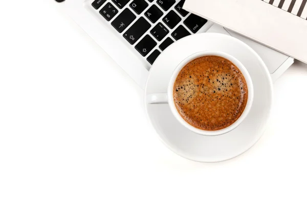 Cappuccino copo no laptop. Vista acima — Fotografia de Stock
