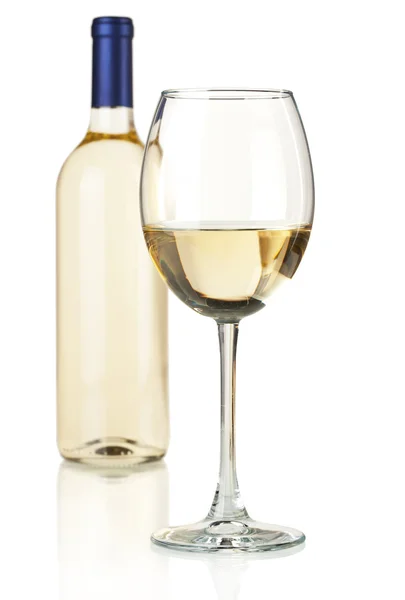 Bílé víno v láhvi a sklo — Stock fotografie