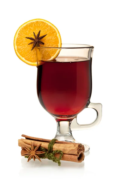 Hot mulled wine with orange slice, anise and cinnamon sticks — Stock Photo, Image