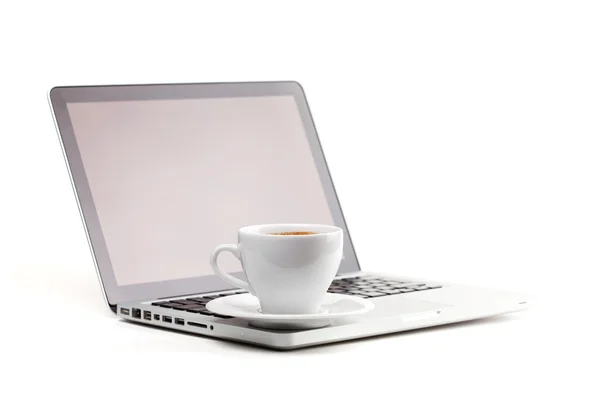 Cappuccino-Tasse auf Laptop — Stockfoto