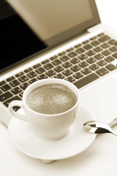 Coupe cappuccino sur ordinateur portable — Photo