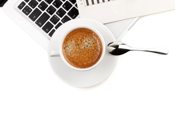 Coupe de cappuccino sur ordinateur portable. Vue ci-dessus — Photo