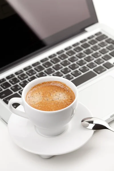 Tazza di cappuccino su laptop — Foto Stock