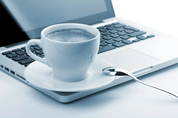 Coupe de cappuccino sur ordinateur portable. tonique — Photo