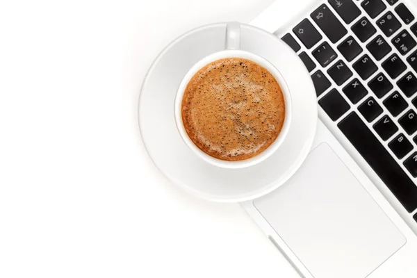Cappuccino šálek na notebooku. nad zobrazením — Stock fotografie