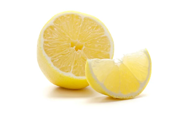 Спелый свежий лимон — стоковое фото