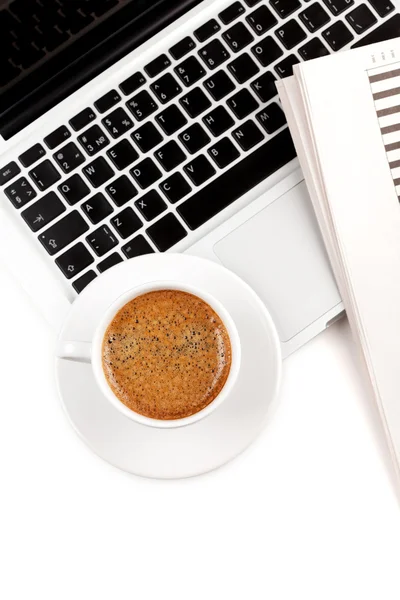 Cappuccino-Tasse auf Laptop. oben — Stockfoto