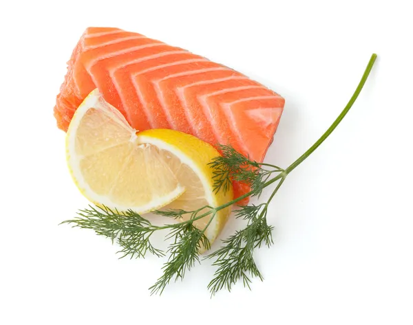Filete de salmón fresco con rodajas de limón y eneldo — Foto de Stock