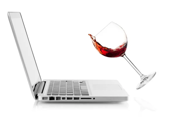 Dizüstü bilgisayarda düşen şarap — Stok fotoğraf