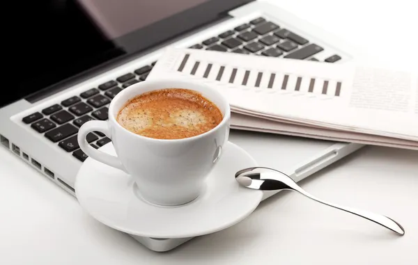 Tazza di cappuccino su laptop — Foto Stock
