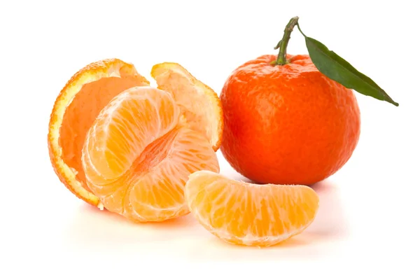 Rijp mandarijnen met groen blad — Stockfoto