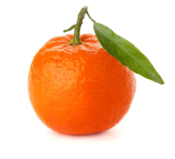 Reife Mandarine mit grünem Blatt — Stockfoto