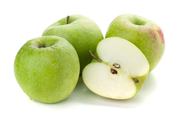 Trzy i pół dojrzałe jabłka — Zdjęcie stockowe