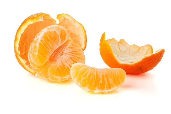 Zralé mandarinky segmenty a kůra — Stock fotografie